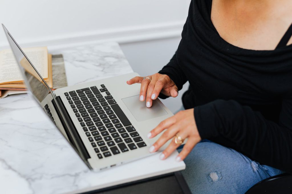 De eerste stappen van een beginnende ondernemer: vrouw werkend aan laptop