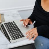 De eerste stappen van een beginnende ondernemer: vrouw werkend aan laptop