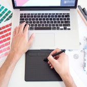 grafisch vormgever opleiding: achter de laptop met kleurenpalet