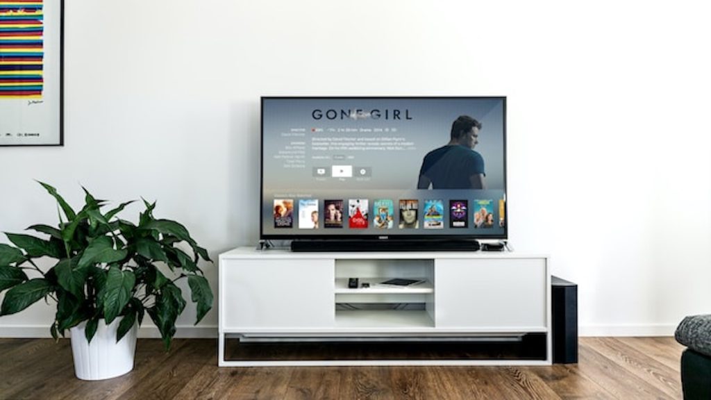 Zo vind je de beste webshop. TV meubel met een TV er op in een woonkamer