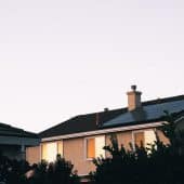 Zonnepanelen op een dak van een huis