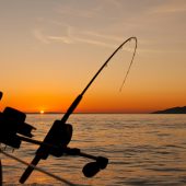 hengelsteun bij statisch vissen bij zonsondergang