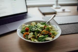 koolhydraatarme salade op het werk
